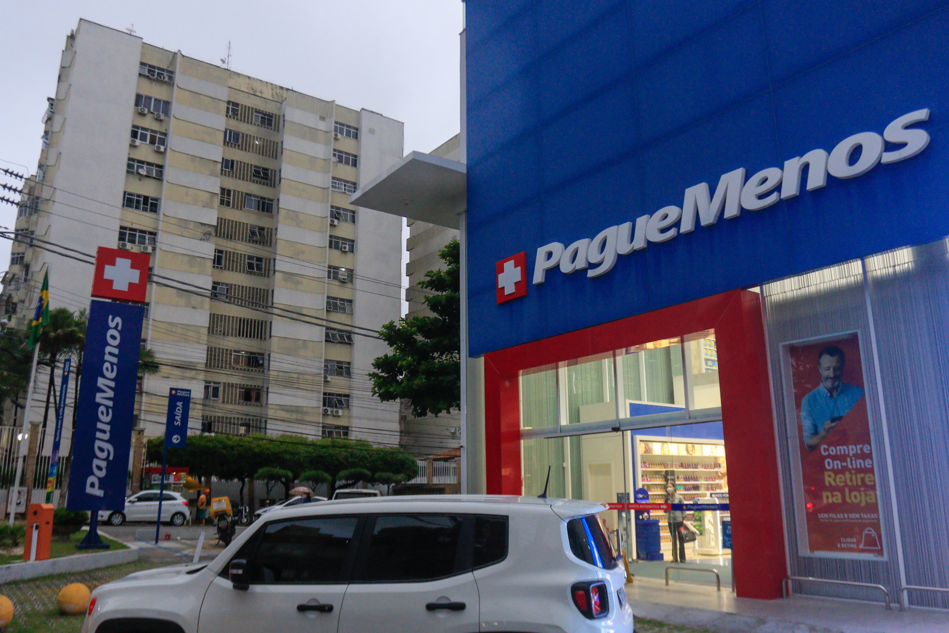 Fotos da fachada da Pague Menos da Santos Dumont (Foto: BARBARA MOIRA, em 04.05.2021)