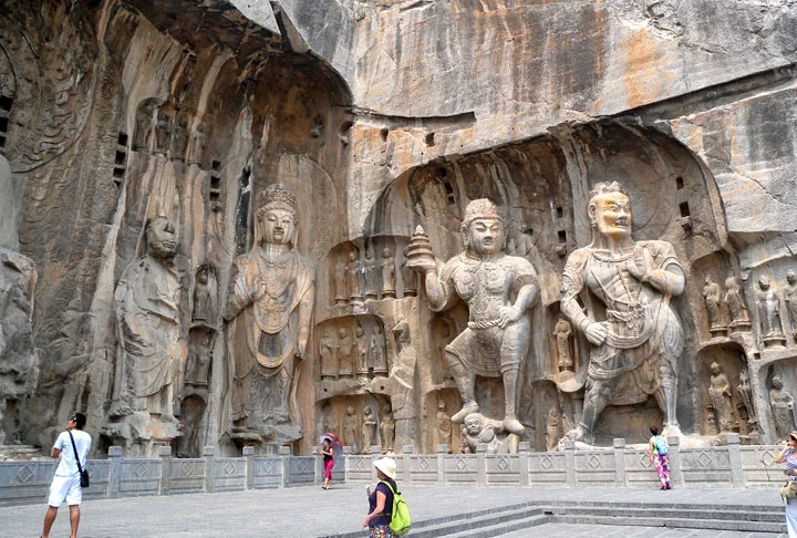 Grutas de Longmen (China) - Ficam entre duas montanhas, separadas pelo rio Yishui, a 13 quilómetros ao sul da cidade de Luoyang, na Província de Henan.