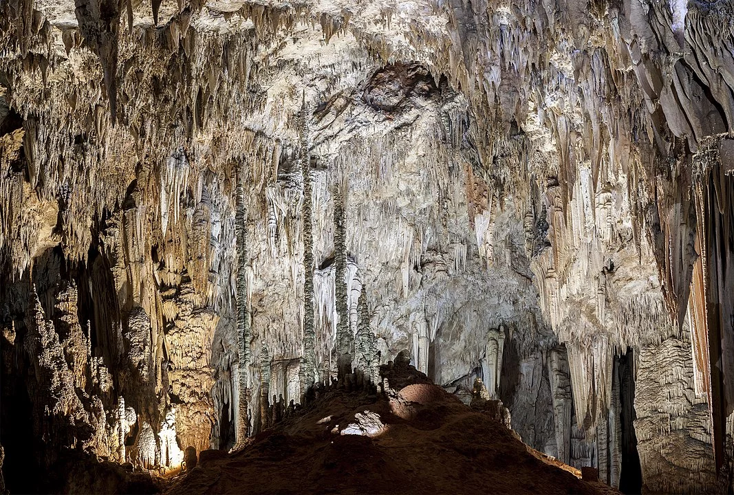Caverna do Diabo (Brasil) - Fica no Parque Estadual Caverna do Diabo, em Eldorado (SP). É a maior caverna do estado. Descoberta por pesquisadores há mais de 100 anos. Dos 8.650m de extensão,  600m são acessíveis aos turistas, com sistema de luz, passarela