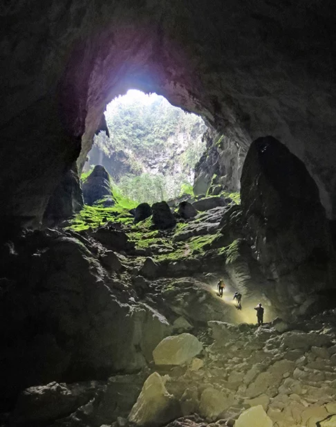 Caverna-Hang-Son-Doong-Doug-Knuth (Vietnã) - Caverna com 9 km e 200 metros de altura. Declarada como Patrimônio da Humanidade pela Unesco em 2003.