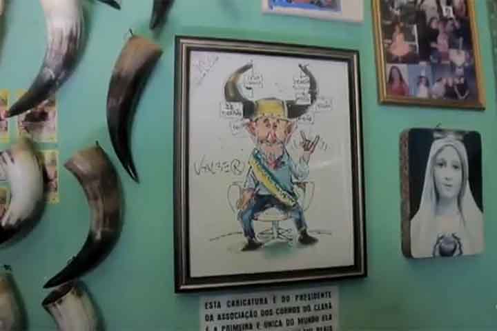 No Brasil, também existem associações para “cornos”, voltadas a amparar e dar força a quem passou por uma situação assim. 
