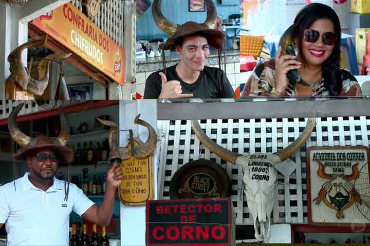 Em alguns lugares, prevalece apenas a descontração em torno do tema. Em Recife, dentro do Mercado da Madelena, há um bar chamado “Confraria dos Cornos”. O ambiente é adornado com peças que remetem ao folclore em torno da figura do traído, como chifres e f