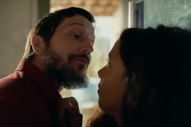 Tião Galinha desconfia que o patrão anda assediando sua esposa