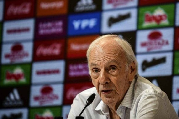 Lendário ex-jogador e treinador argentino faleceu no último domingo (5) aos 85 anos de idade
