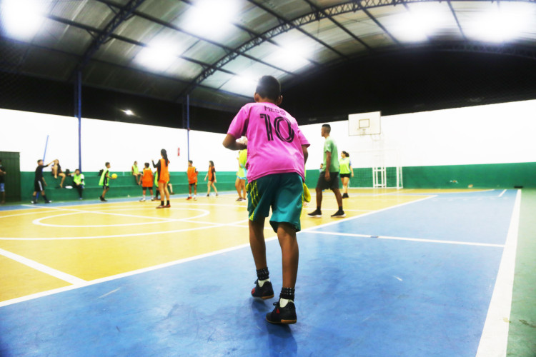 Turma de handebol do Complexo Social Mais Infância no bairro João XXIII é exemplo de política pública que trabalha o esporte de forma transversal.