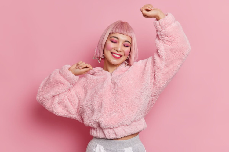 O cabelo marshmallow pink é uma tendência atual (Imagem: Cast Of Thousands | Shutterstock)