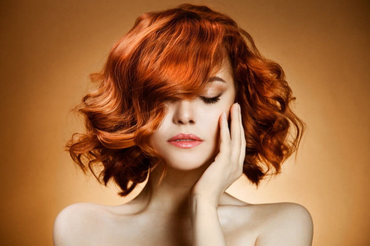 Tonalizantes realçam o tom dos cabelos (Imagem: YuriyZhuravov | Shutterstock) - Portal EdiCase