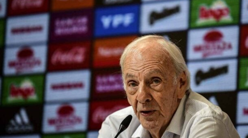 Lendário ex-jogador e treinador argentino faleceu no último domingo (5) aos 85 anos de idade 