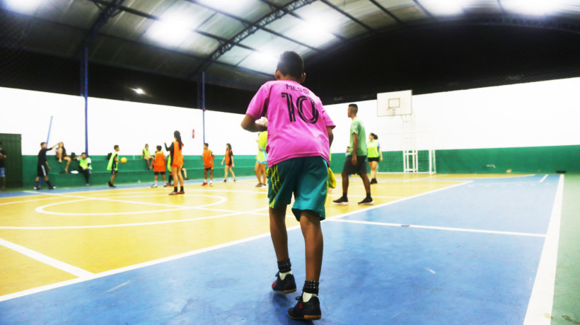 Turma de handebol do Complexo Social Mais Infância no bairro João XXIII é exemplo de política pública que trabalha o esporte de forma transversal. 