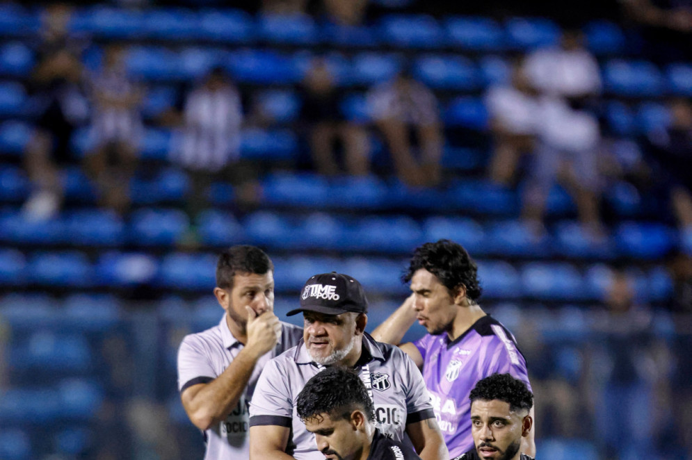 Ramon Menezes e Matheus Bahia se lamentam após empate com o CRB (Foto: AURÉLIO ALVES)