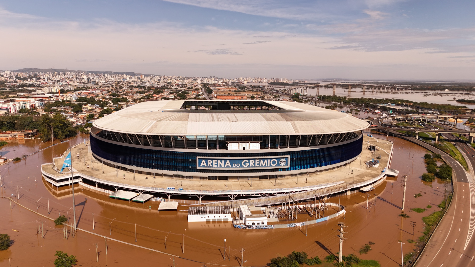 Arena do Grêmio, em Porto Alegre, inundada pelas fortes chuvas no Rio Grande do Sul (Foto: CARLOS FABAL / AFP)