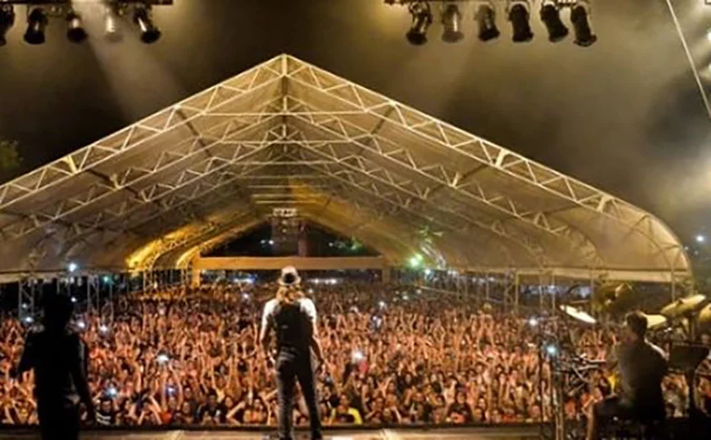 A segunda geração do gênero - o Forró Universitário - reflete o início da urbanização e modernização do gênero. O nome se refere ao foco nos estudantes, com uma junção com rock e pop. A sanfona se une à guitarra, sax , percussão e órgão eletrônico. 