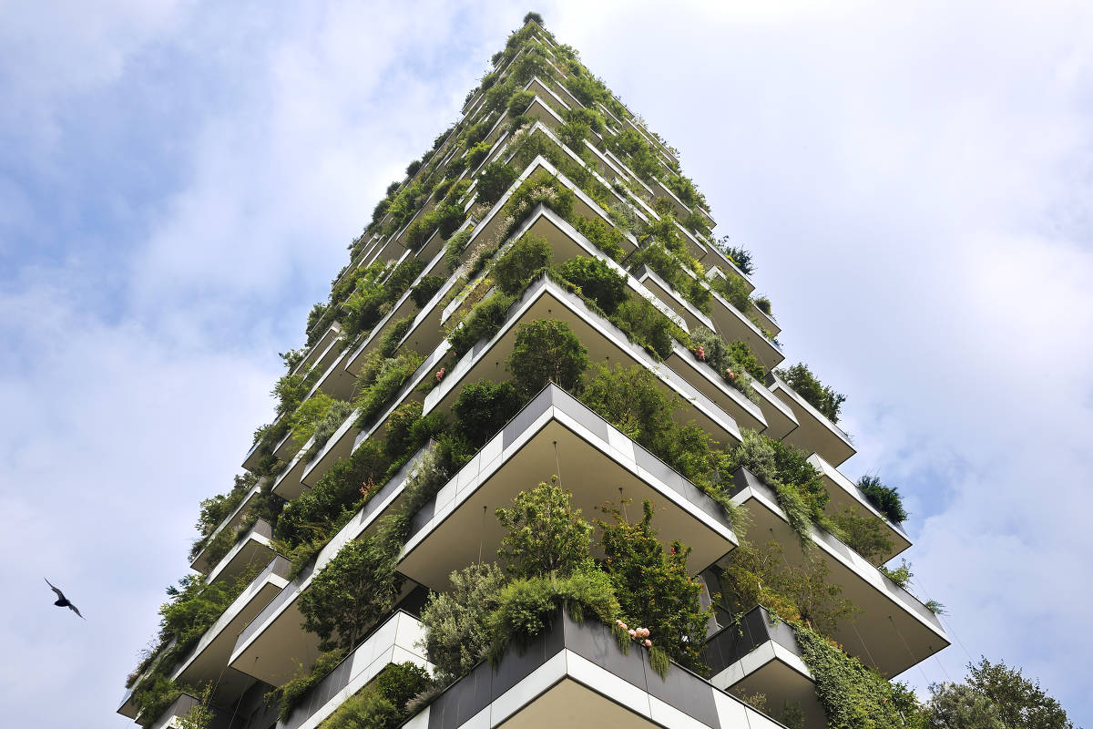 Localizado no centro de Mil&atilde;o, o Bosco Verticale &eacute; um complexo residencial composto por duas torres cobertas de plantas e &aacute;rvores. 
