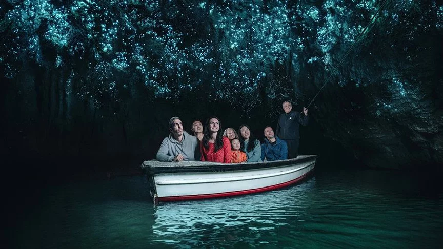 A caverna tem poços de calcário, com estalagmites e estalactites e é repleta de vagalumes nativos, que dão uma luminosidade única ao local. Turistas passeiam de barco pela gruta. 