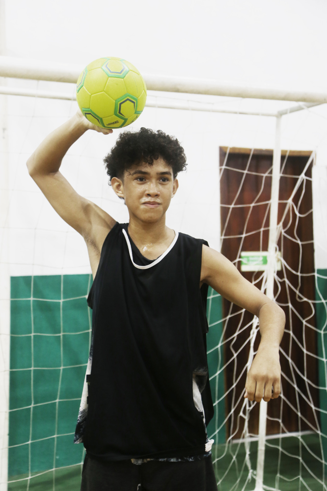 O adolescente Cristian Silva,15, há dois anos é atendido pela Secretaria de Proteção Social do Ceará, que oferece diversas modalidades esportivas como fator. inclusão social.