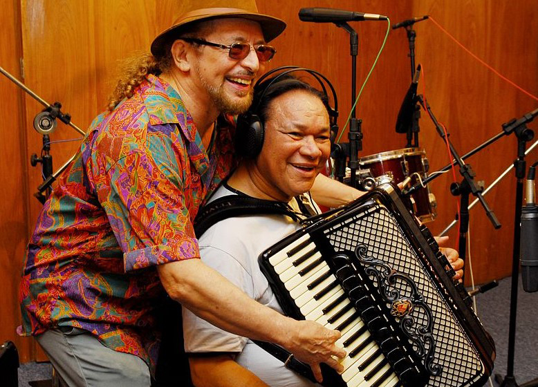 Luiz Gonzaga tornou-se o Rei do Baião e, em 1947, compôs um hino do gênero: Asa Branca (em parceria com Humberto Teixeira). Dessa geração pioneira, surgida nos anos 40, também se destacam Dominguinhos, Marinês, Trio Nordestino, Jackson do Pandeiro e Ped