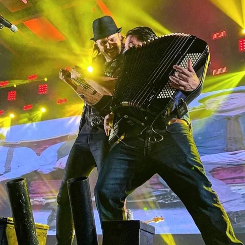  A partir dos anos 90 também surge uma geração que produz o chamado Forró Estilizado ou Oxente Music. Cantores com linguagem moderna, visual que emprega luzes e tecnologias avançadas. 