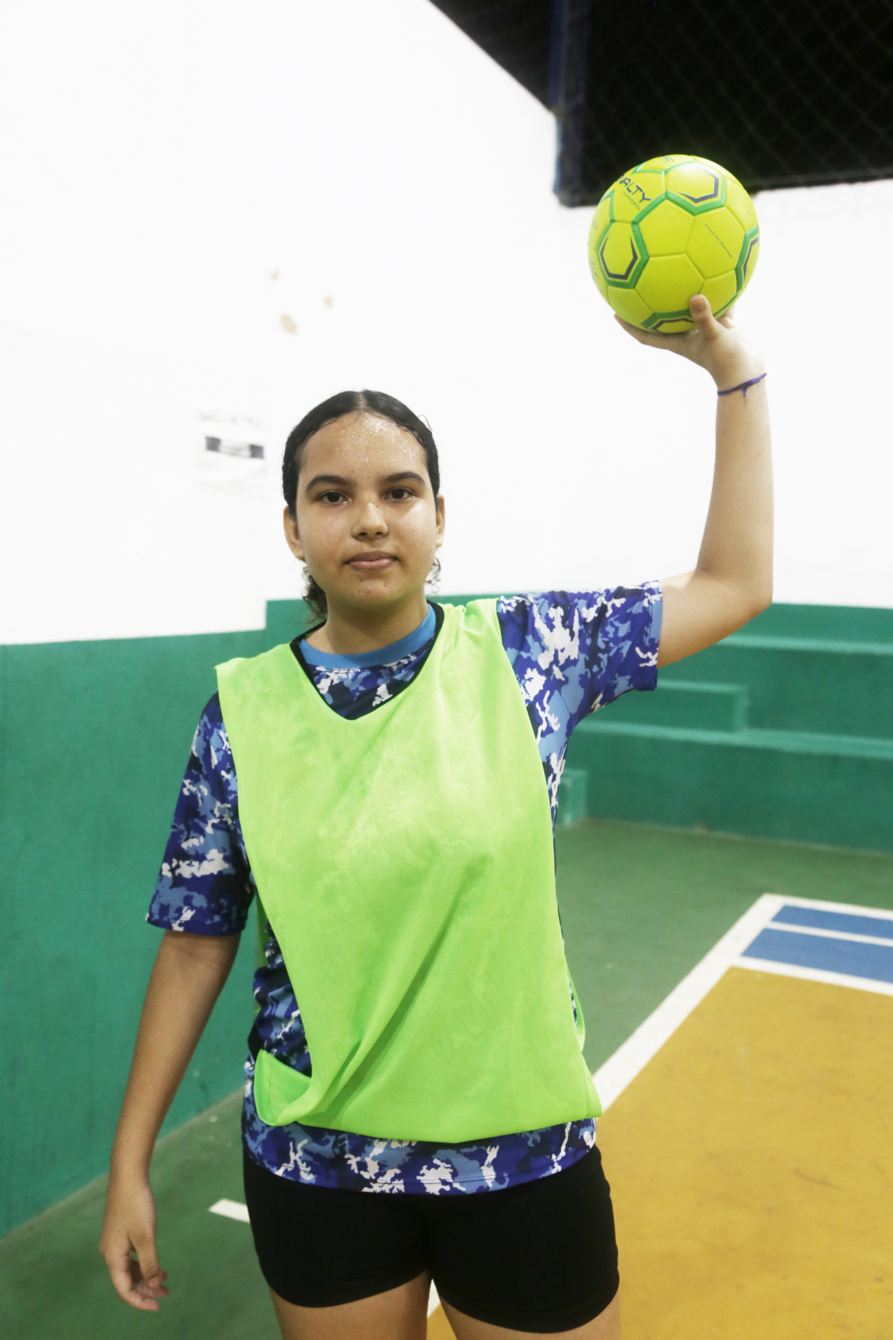 Duda Carvalho, 15, é estudante do ensino médio e frequenta aulas de handebol gratuitas semanalmente.