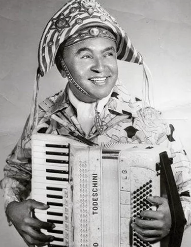  Nascido em 1912 no povoado de Araripe, no interior pernambucano, Luiz aprendeu cedo a tocar acordeão com o pai, que se distraía com o instrumento nas horas de folga do trabalho na roça. Ainda jovem, Luiz já se apresentava em bailes e feiras. 