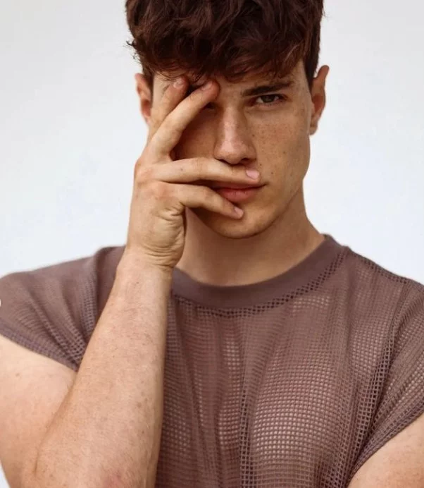 O jovem usou a comemoração de seus 21 anos de idade para compartilhar em suas redes sociais a notícia de que decidiu encerrar a carreira no mundo da moda para dedicar-se à vida sacerdotal. 