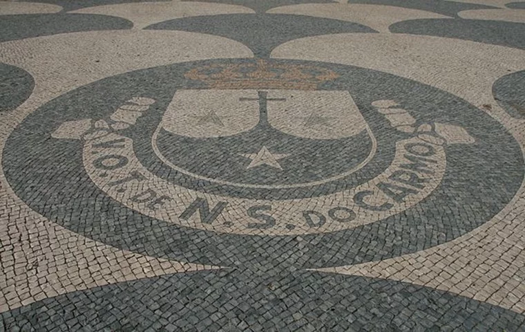 Como o nome diz, sua origem vem de Portugal e esse tipo de calçamento se expandiu para os países colonizados, como o Brasil. 