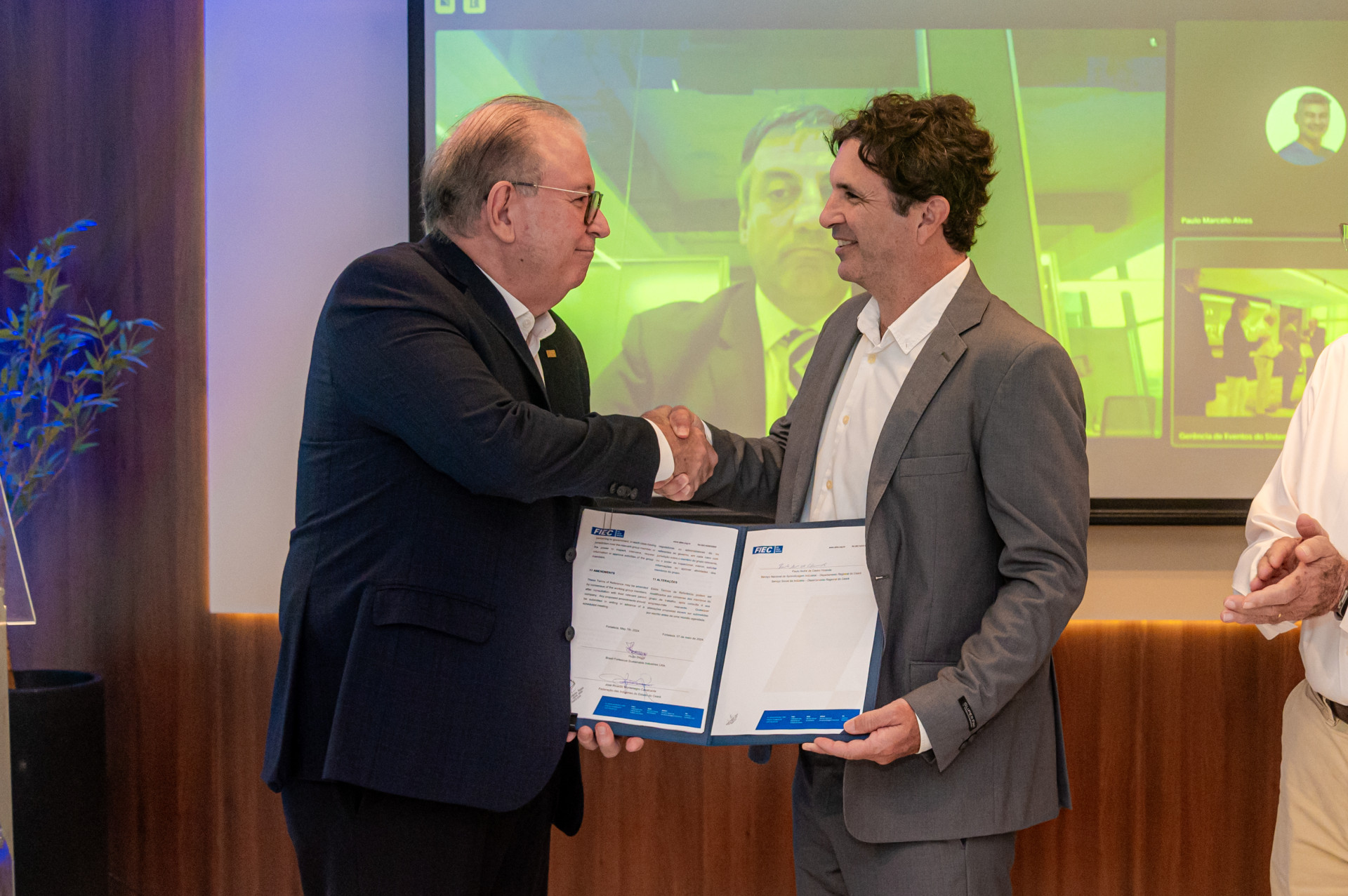 ￼RICARDO Cavalcante e Hugo Diogo firmam parceria para o hub de hidrogênio verde (Foto: George Lucas/Divulgação Fiec)