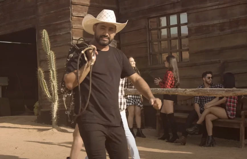  Tapão na Raba, de Raí Soares, o Raí Saia Rodada, tem estilo estilo Velho Oeste, que atraiu os fãs do gênero com criatividade. 