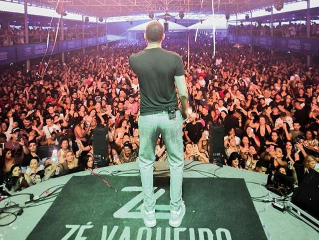 Volta Comigo BB, forró do pernambucano Zé Vaqueiro, é outro com centenas de milhões de visualizações. 