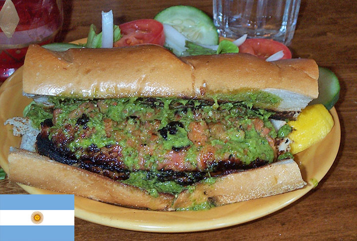 7º - Choripan - Um dos principais pratos da Argentina, bastante procurado por estrangeiros. É um lanche basicamente constituído por duas fatias de pão e chorizo, uma espécie de linguiça, com chimichurri ou outro molho.  Pode ser servido com churrasco ou c