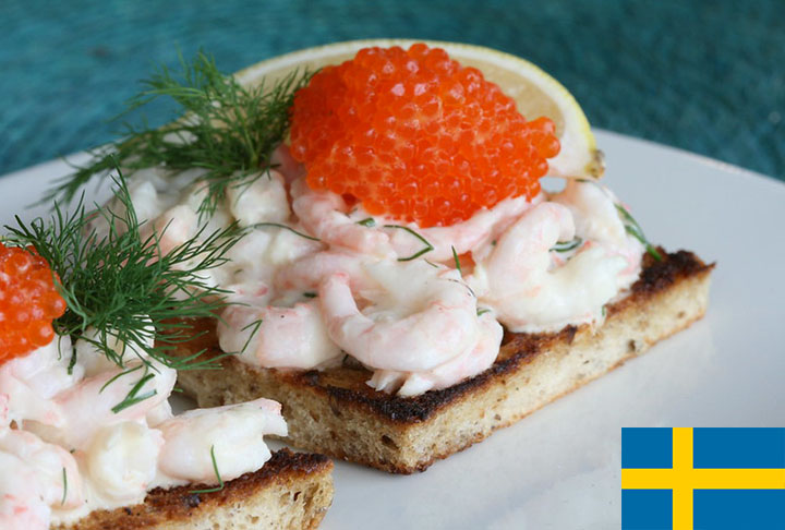 8º - Toast Skagen - É  uma torrada, mas considerada um sanduíche aberto e um clássico na Suécia. A indicação é ser servida como uma entrada. Leva camarão, maionese, mostarda tipo Dijon, ovas de peixe branco, endro como condimento, limão e manteiga. Tudo s