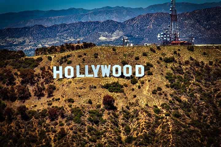 Hollywoodland foi o nome dado a esse grupo de casas em quatro estilos específicos.: tudor ou inglês medieval, francês-normando, mediterrâneo e colonial-espanhol. Era digno de uma história ambientada no chamado velho mundo, apresentado como o reino da a