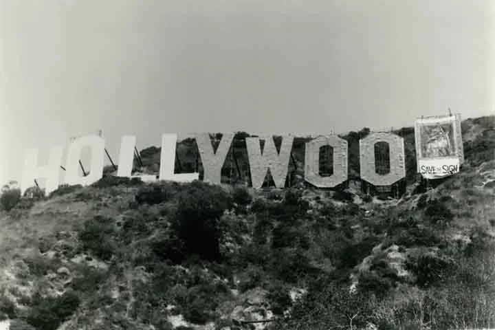 As letras LAND foram removidas em 1949, mas antes, em 1939, o letreiro ficou abandonado e se deteriorou, não sendo destruído por pouco. Ele foi projetado originalmente para ficar em pé somente por 18 meses e não passou por nenhuma reforma por décadas, e