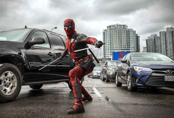 No novo filme, depois de enfrentar alguns obstáculos profissionais ao passar por uma crise de meia-idade, Wade Wilson (Ryan Reynolds) decide se aposentar oficialmente como o mercenário Deadpool e se torna vendedor de carros usados. 
