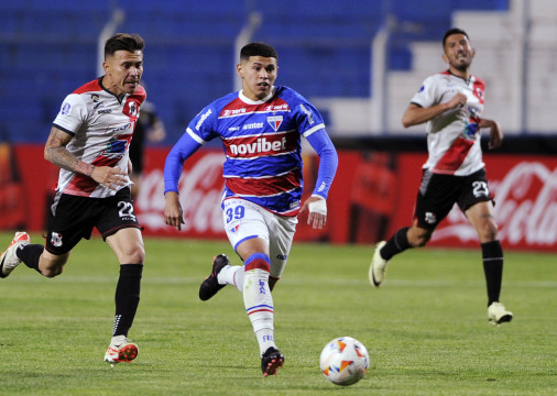 Diego Hoyos e Machuca disputam lance no jogo Nacional Potosí x Fortaleza, no Estádio Victor Agustin Ugarte, pela Copa Sul-Americana 2024