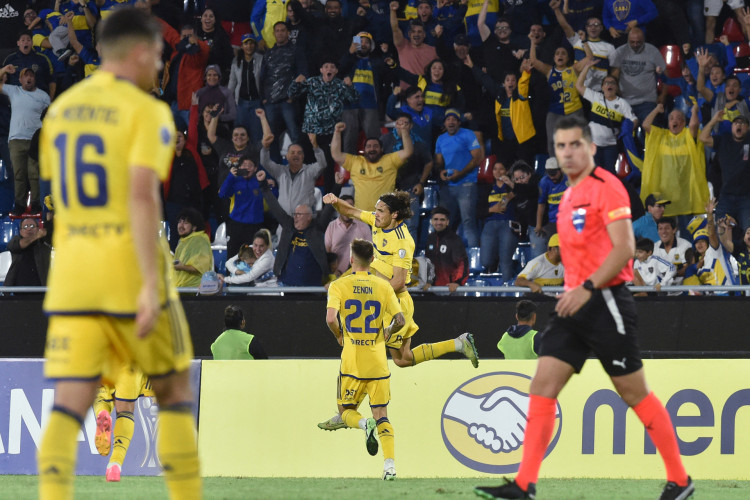 Cavani comemora gol no jogo Trinidense x Boca Juniors, no Estádio General Pablo Rojas, pela Copa Sul-Americana 2024