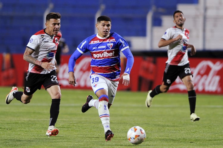 Diego Hoyos e Machuca disputam lance no jogo Nacional Potosí x Fortaleza, no Estádio Victor Agustin Ugarte, pela Copa Sul-Americana 2024