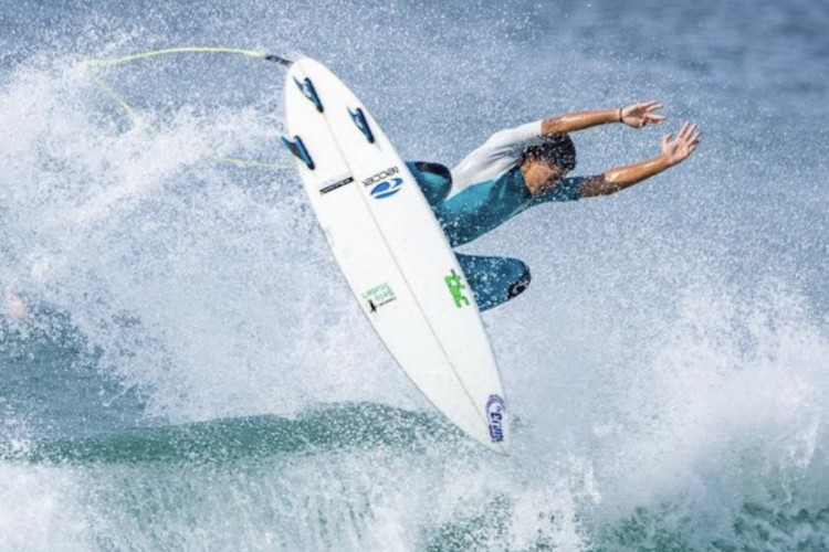 O jovem Pedro Rian já participou de diversos campeonatos  de surf e tem a vida completamente associada à modalidade esportiva.