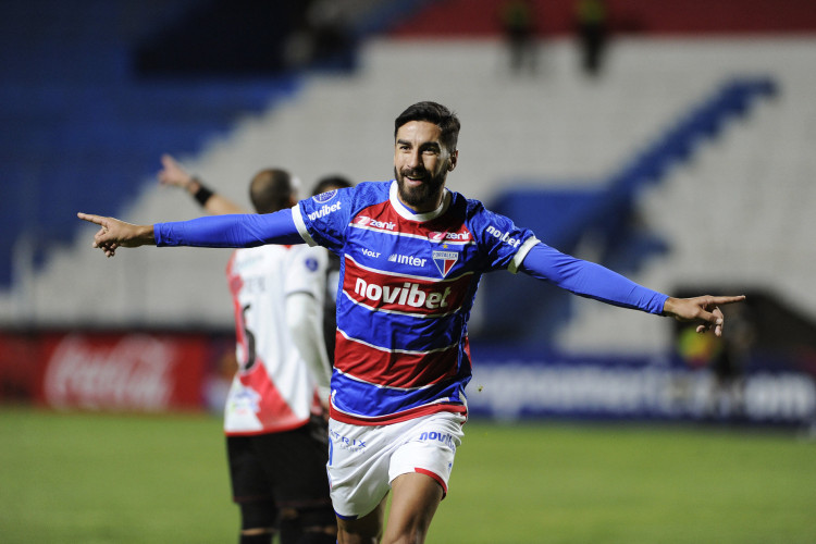Atacante Lucero comemora gol no jogo Nacional Potosí x Fortaleza, no Estádio Victor Agustin Ugarte, pela Copa Sul-Americana 2024