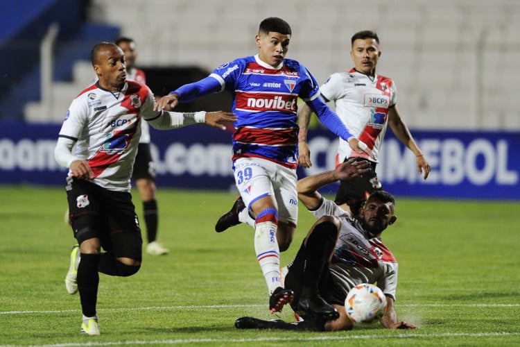 Atacante Machuca disputa lance no jogo Nacional Potosí x Fortaleza, no Estádio Victor Agustin Ugarte, pela Copa Sul-Americana 2024