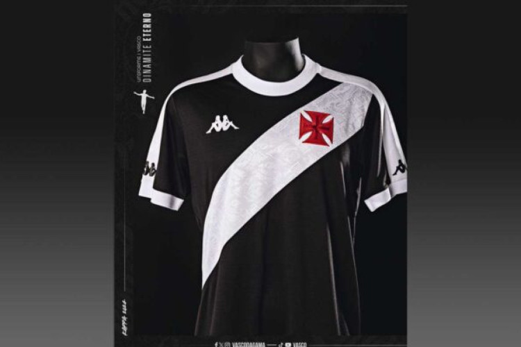 Camisa do Vasco homenagenado Roberto Dinamite - Alessandra Lima /Movedby
