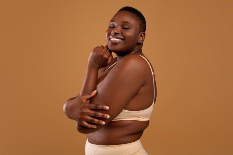 Estrias podem ser causadas por diversos fatores (Imagem: Prostock-studio | Shutterstock)