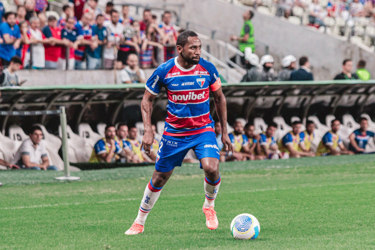 Lateral-direito Tinga no jogo Fortaleza x RB Bragantino, no Castelão, pelo Campeonato Brasileiro Série A 2024