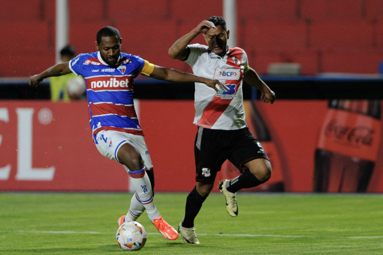 Tinga e Mancilla disputam lance no jogo Nacional Potosí x Fortaleza, no Estádio Victor Agustin Ugarte, pela Copa Sul-Americana 2024