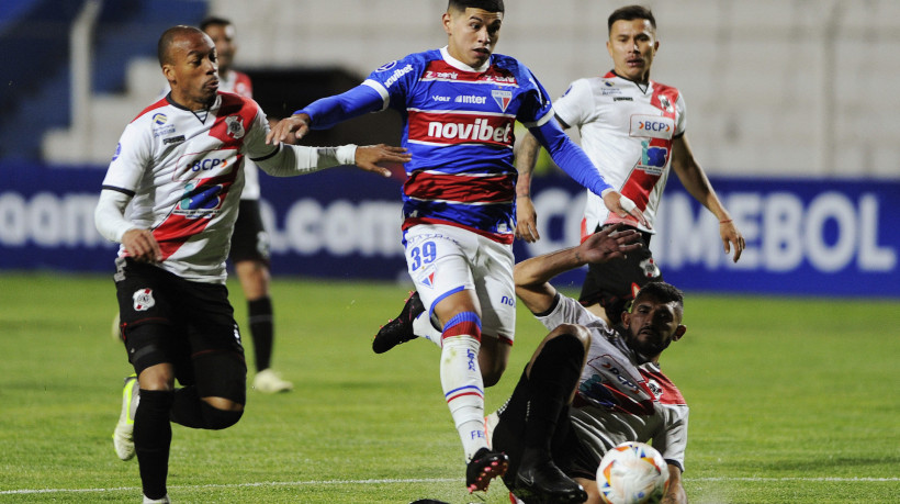 Atacante Machuca disputa lance no jogo Nacional Potosí x Fortaleza, no Estádio Victor Agustin Ugarte, pela Copa Sul-Americana 2024 