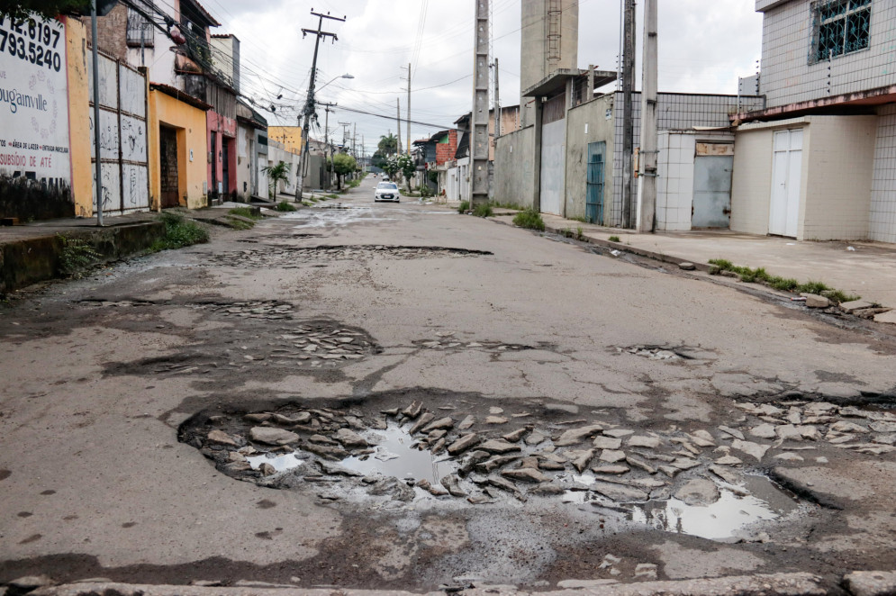 FORTALEZA, CEARÁ, BRASIL 08-05-2024: Buracos em Fortaleza. (Foto: Yuri Allen/Especial para O Povo)