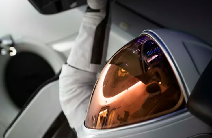 Além disso, os capacetes têm uma câmera e um display, que ajudarão os tripulantes a monitorar a pressão, temperatura e umidade da roupa.