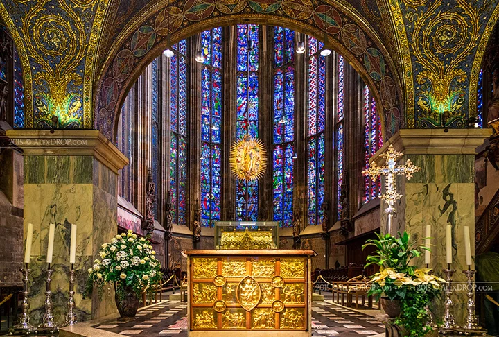Catedral de Aachen (Alemanha) - Construída em 790  a mando de Carlos Magno (que ali está sepultado), a catedral da cidade de Aachen recebeu acréscimos ao longo do tempo. Tem magníficos vitrais de 25m de altura. É Patrimônio Mundial da Humanidade pela UNES