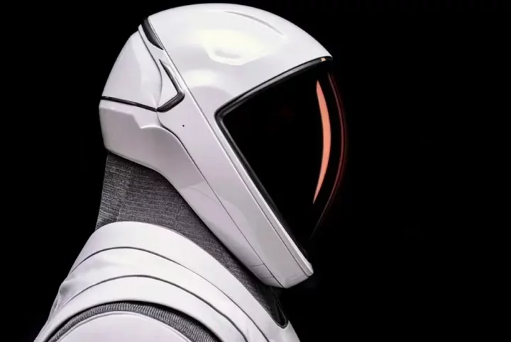 Na exibição dos trajes, foi possível ver que eles contam com um visor futurista, além de algumas partes que são feitas por impressão 3D.