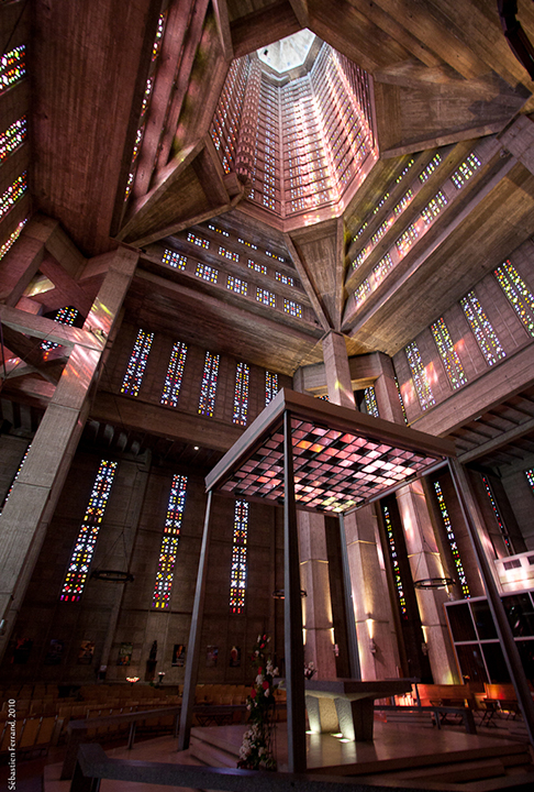 Igreja de São José (Le Havre, França) - A cidade portuária sofreu muitos danos com bombardeios na II Guerra Mundial. A igreja é dedicada à memória das vítimas.  Tem 12.768 painéis de vidro colorido: ao leste e ao norte as cores são frias, enquanto tons do