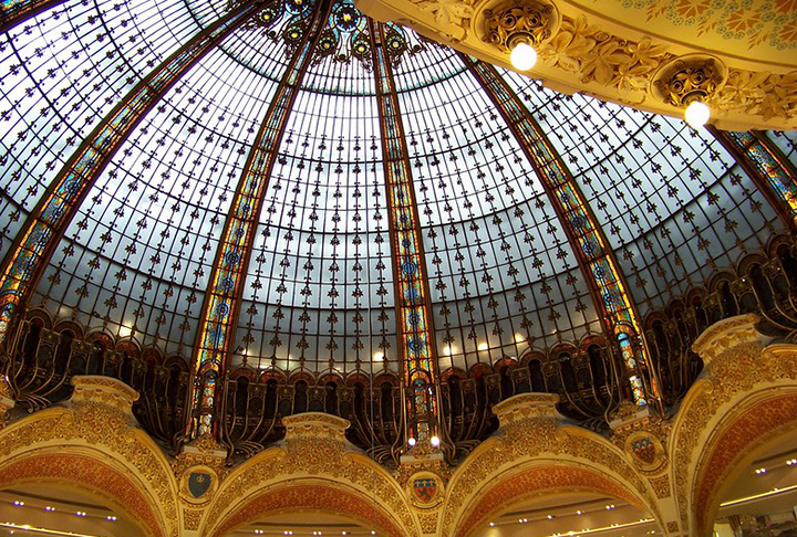 Galeria Lafayette (Paris, França) - Loja de departamentos que  também é ponto turístico e histórico, que remonta a 1895, com uma pequena loja, até chegar ao complexo atual. Tem uma cúpula de vidro e aço impressionante. 